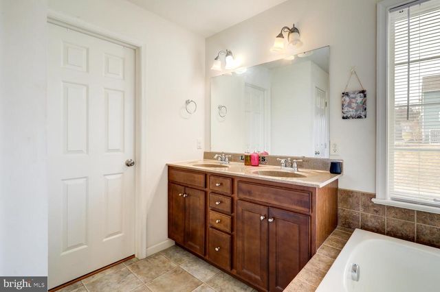 2027 MALLARD LN, Lebanon, PA 17046