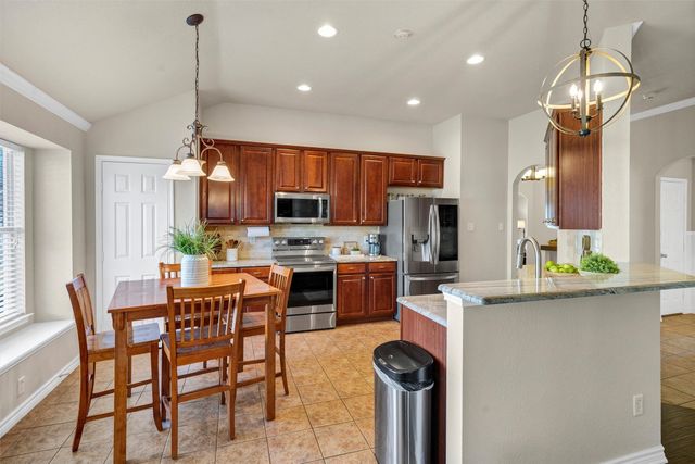 613 Creek Point Drive, Saginaw, TX 76179