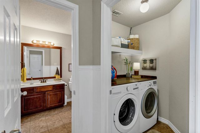 613 Creek Point Drive, Saginaw, TX 76179