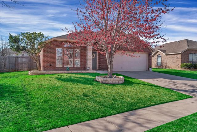 613 Creek Point Drive, Saginaw, TX 76179