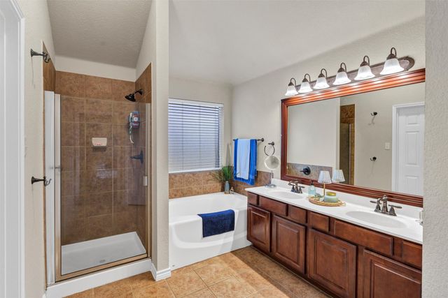 613 Creek Point Drive, Saginaw, TX 76179