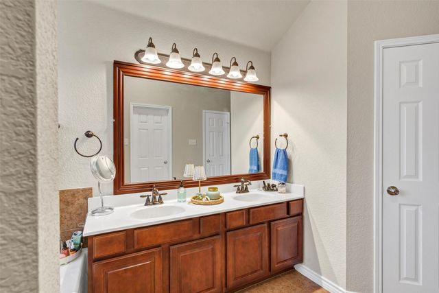 613 Creek Point Drive, Saginaw, TX 76179