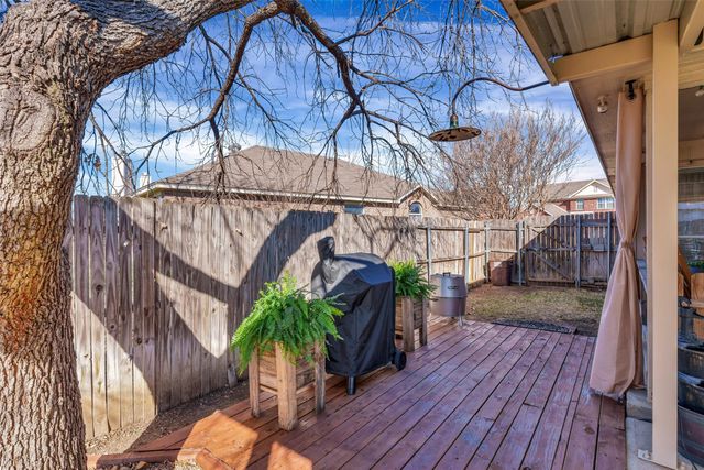 613 Creek Point Drive, Saginaw, TX 76179