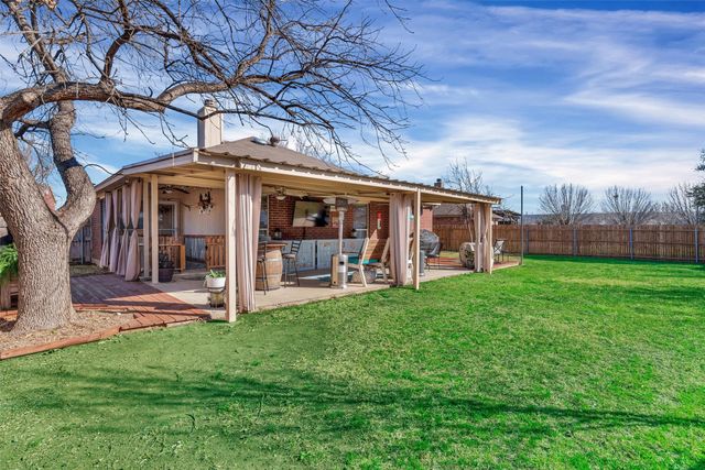 613 Creek Point Drive, Saginaw, TX 76179