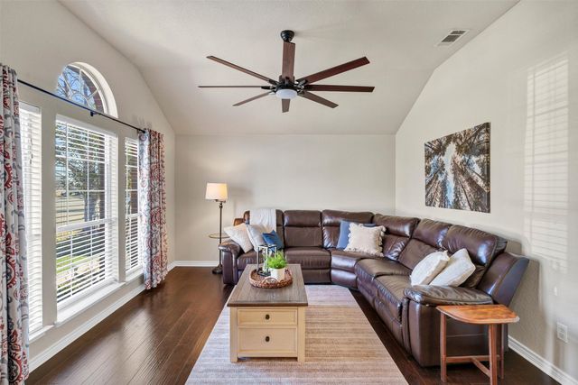 613 Creek Point Drive, Saginaw, TX 76179