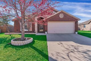 613 Creek Point Drive, Saginaw, TX 76179