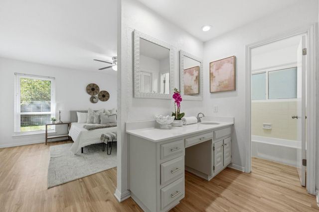 4805 Midoak CIR, Austin, TX 78749