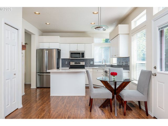 16568 Nw AVONDALE Dr, Beaverton, OR 97006