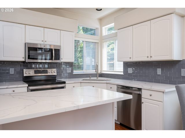 16568 Nw AVONDALE Dr, Beaverton, OR 97006