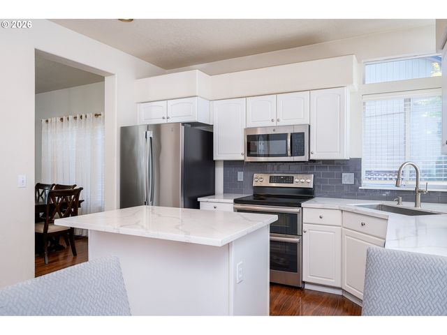 16568 Nw AVONDALE Dr, Beaverton, OR 97006