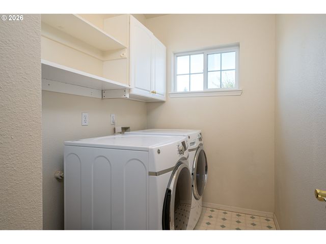 16568 Nw AVONDALE Dr, Beaverton, OR 97006