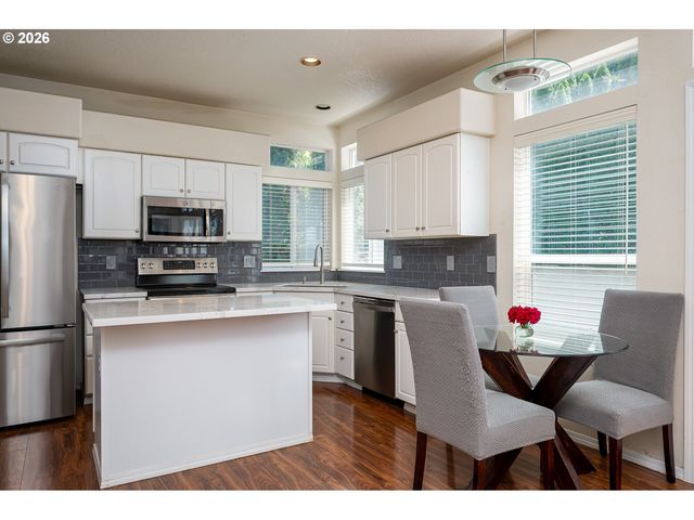 16568 Nw AVONDALE Dr, Beaverton, OR 97006