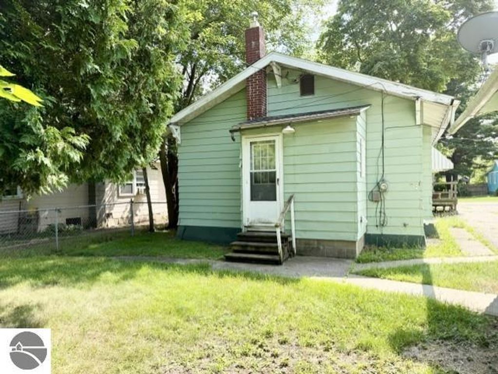 Image 4 of property listing at 1315 Plum, Alma, MI 48801