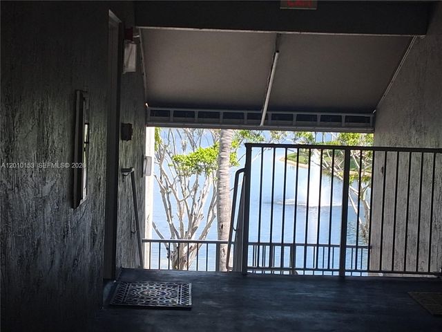 11165 SW 6th St 305, Pembroke Pines, FL 33025