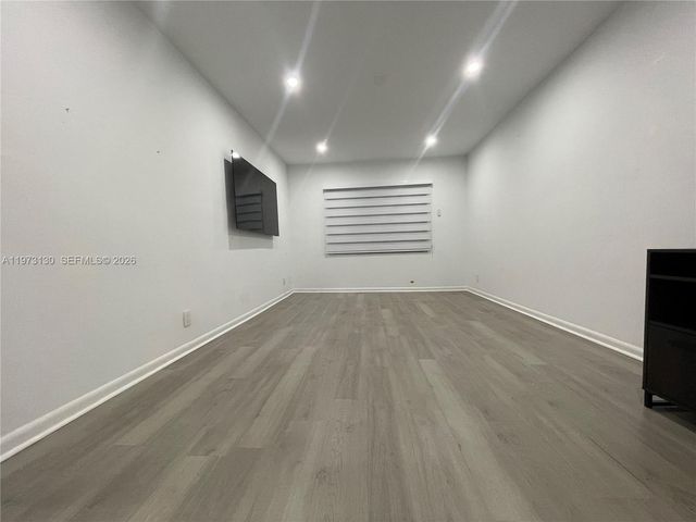 8290 Lake Dr 116, Doral, FL 33166