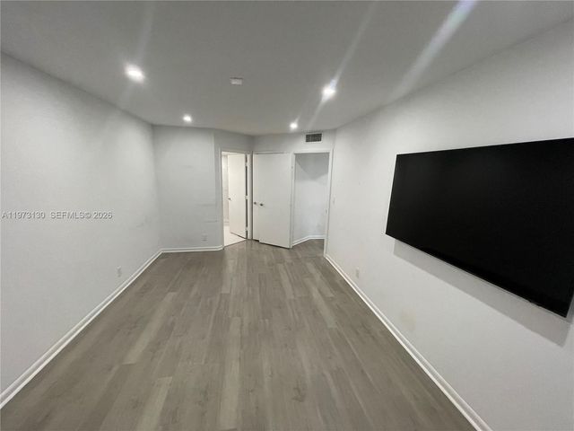 8290 Lake Dr 116, Doral, FL 33166