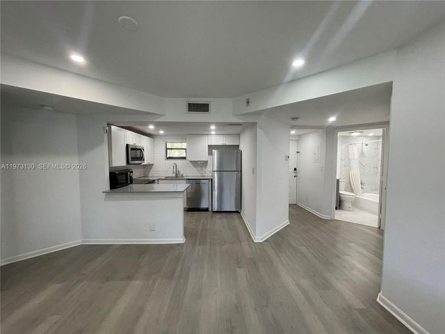 8290 Lake Dr 116, Doral, FL 33166