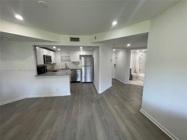 8290 Lake Dr 116, Doral, FL 33166