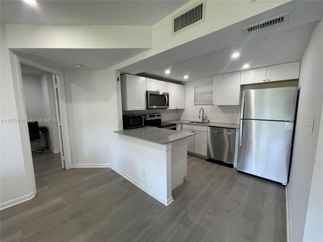 8290 Lake Dr 116, Doral, FL 33166