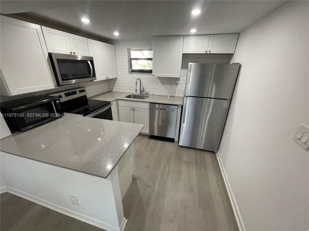 8290 Lake Dr 116, Doral, FL 33166