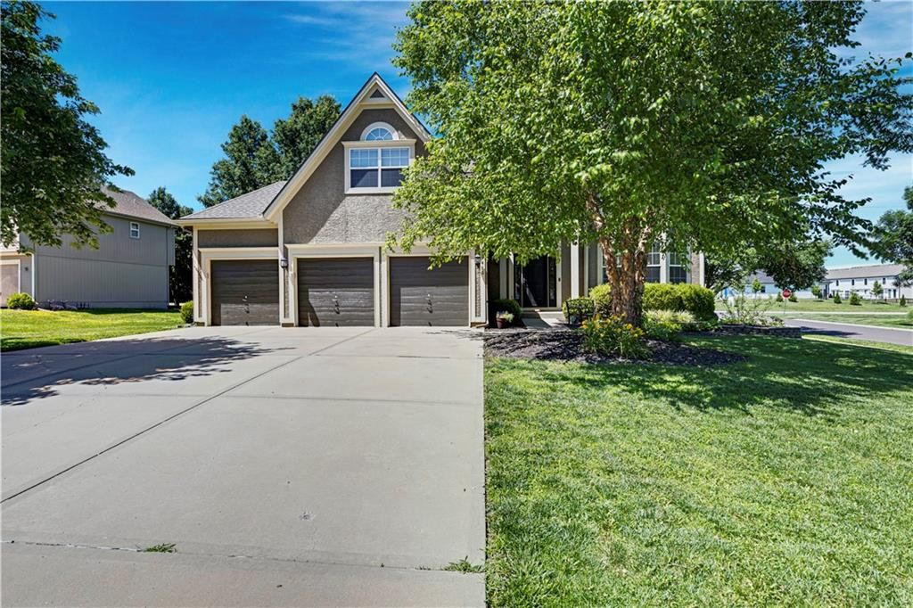 19480 W 207th Terrace, Spring Hill, KS 66083
