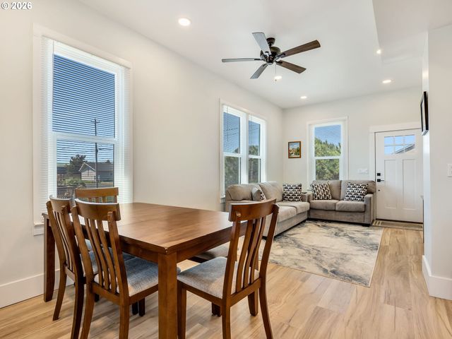 1103 AVENUE F, Seaside, OR 97138