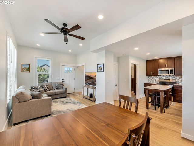 1103 AVENUE F, Seaside, OR 97138