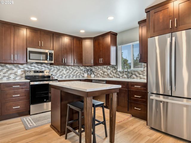 1103 AVENUE F, Seaside, OR 97138