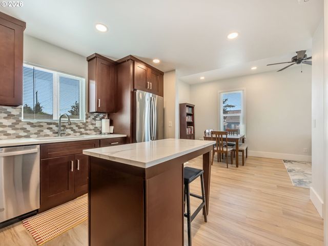 1103 AVENUE F, Seaside, OR 97138