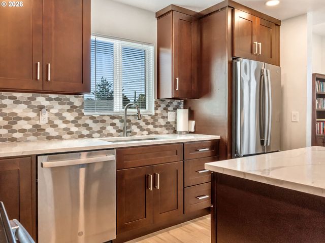 1103 AVENUE F, Seaside, OR 97138