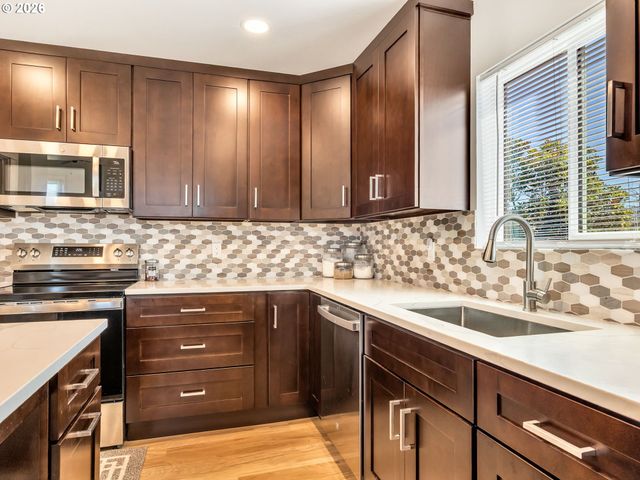 1103 AVENUE F, Seaside, OR 97138