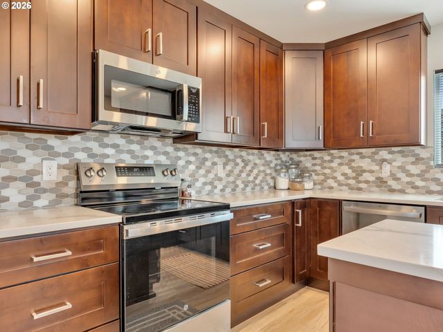 1103 AVENUE F, Seaside, OR 97138