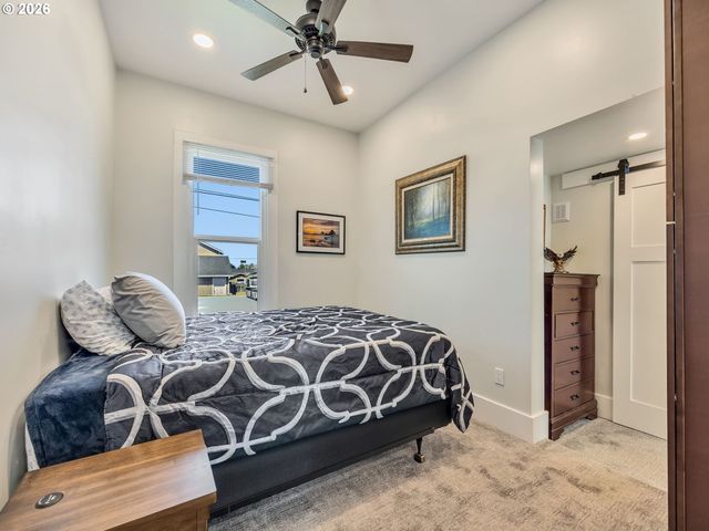 1103 AVENUE F, Seaside, OR 97138