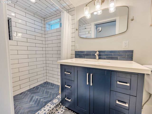 1103 AVENUE F, Seaside, OR 97138