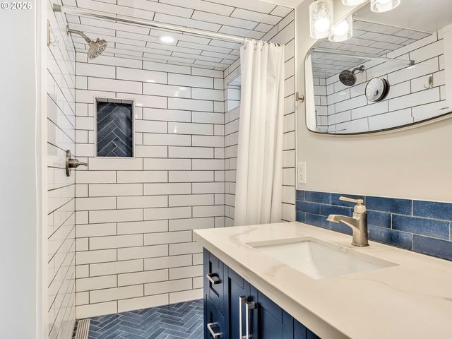 1103 AVENUE F, Seaside, OR 97138