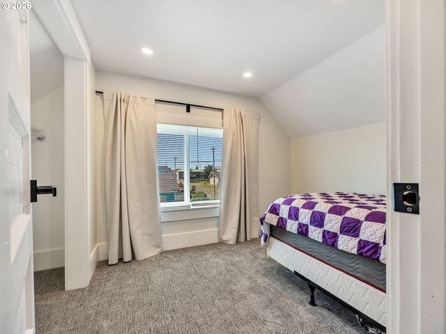 1103 AVENUE F, Seaside, OR 97138