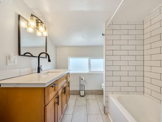 1103 AVENUE F, Seaside, OR 97138