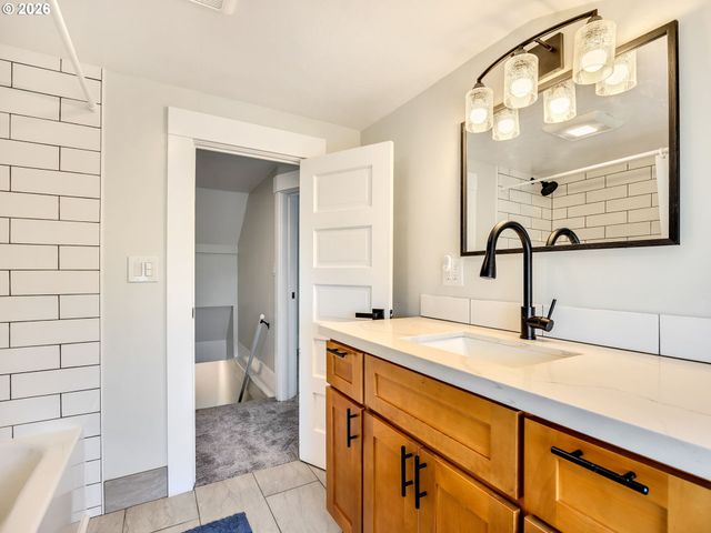 1103 AVENUE F, Seaside, OR 97138