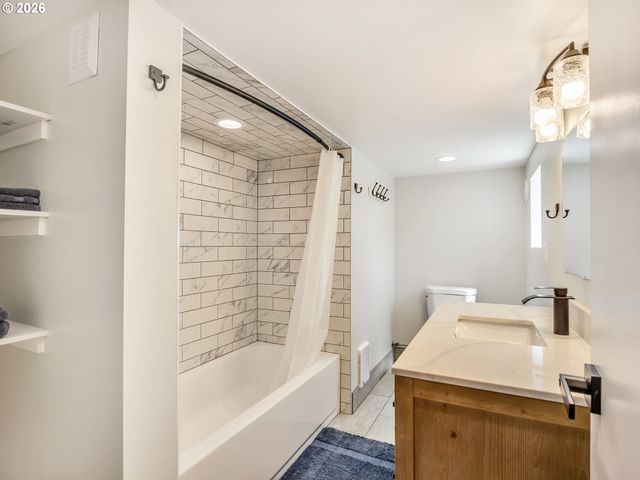 1103 AVENUE F, Seaside, OR 97138