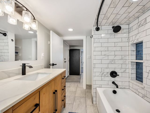 1103 AVENUE F, Seaside, OR 97138