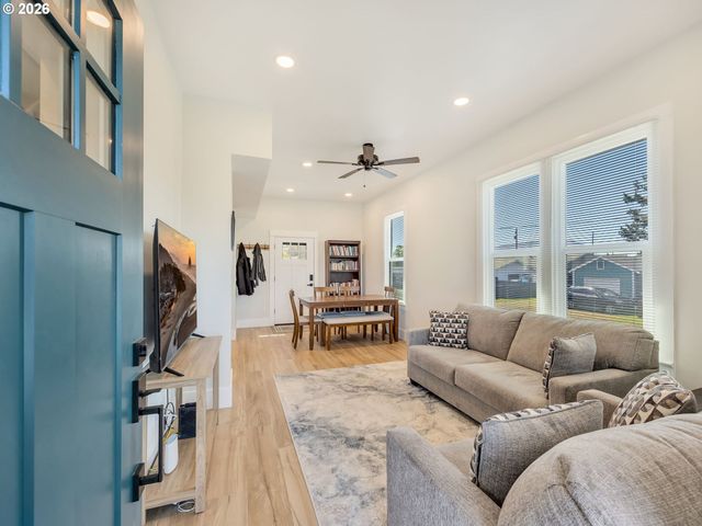 1103 AVENUE F, Seaside, OR 97138