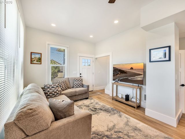 1103 AVENUE F, Seaside, OR 97138