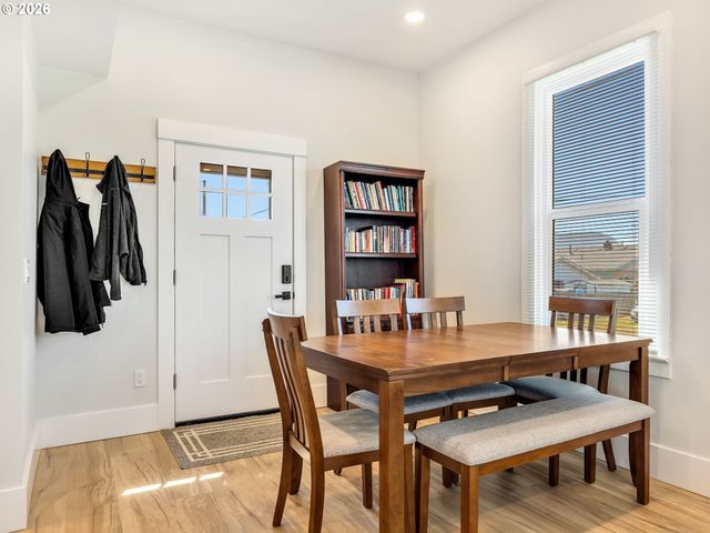 1103 AVENUE F, Seaside, OR 97138