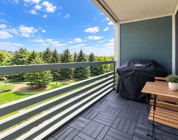 9655 Woods Drive 707, Skokie, IL 60077