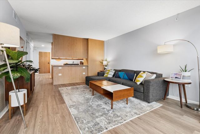 9655 Woods Drive 707, Skokie, IL 60077