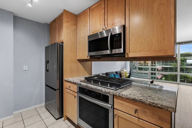 9655 Woods Drive 707, Skokie, IL 60077
