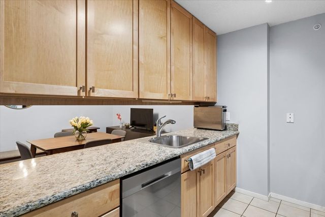 9655 Woods Drive 707, Skokie, IL 60077