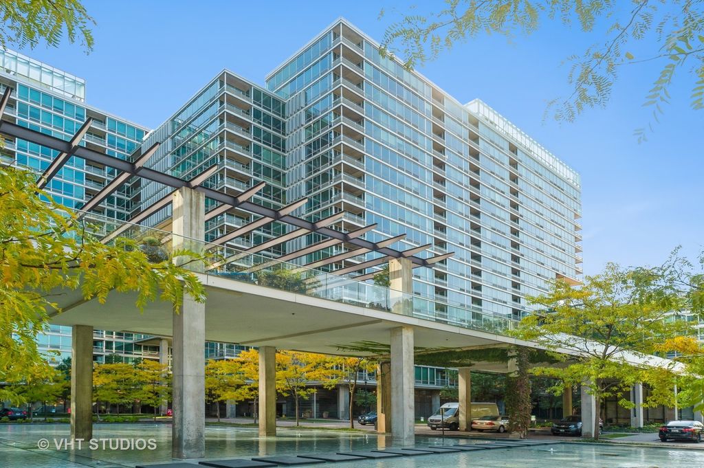 9655 Woods Drive 707, Skokie, IL 60077