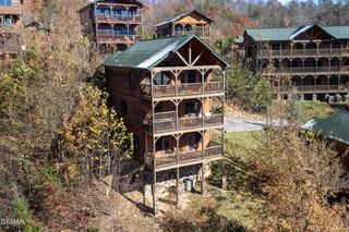 655 Gatlinburg Falls Way, Gatlinburg, TN 37738