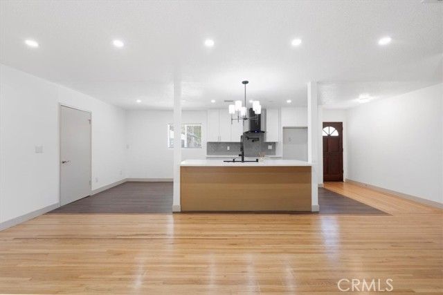 8581 Owensmouth, Canoga Park (los Angeles), CA 91304